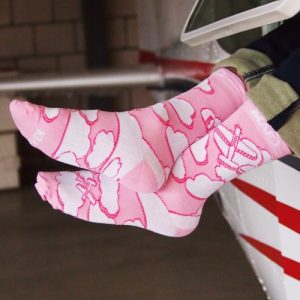 Roze wolken sokken met 'even maffen' op de onderkant van Mission Aviation Fellowship Nederland