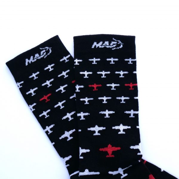 Zwarte MAF-sok heeft een patroon van witte vliegtuigen, klein op de enkel/hiel en uitlopend naar grotere vliegtuigen op de voet.