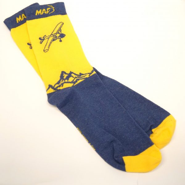 Gele sokken van MAF met ons ouderwetse vliegtuig en het oprichtingsdatum.