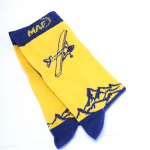 Gele sokken van MAF met ons ouderwetse vliegtuig en het oprichtingsdatum.