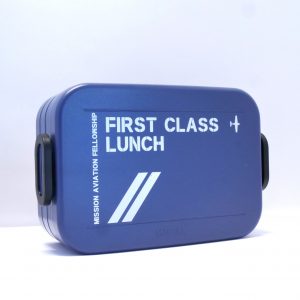 Mepal lunchbox van Mission Aviation Fellowship met passend pilotendesign.