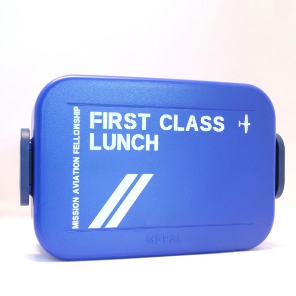 Mepal lunchbox van Mission Aviation Fellowship met passend pilotendesign.